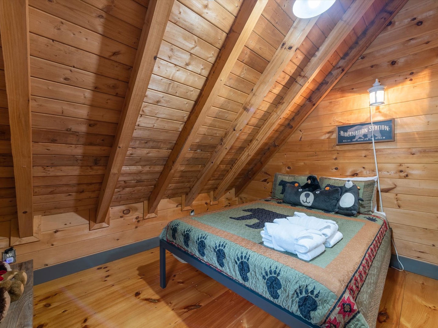 Lazy Bear Cove- Upper level guest bedroom