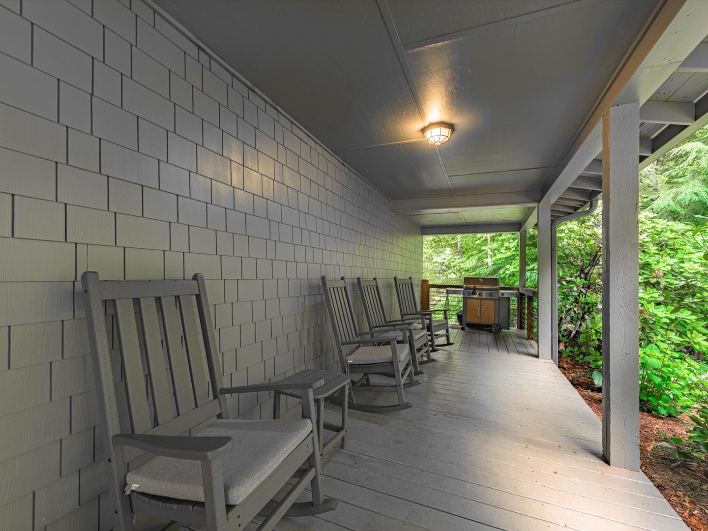 Gleesome Inn- Patio with outdoor seating and rocking chairs