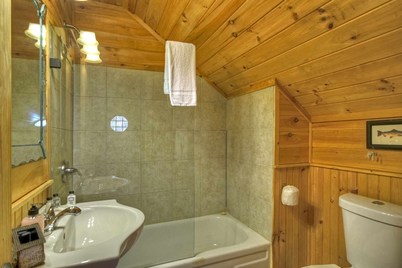 Happy Trout Hideaway- Upper level bathroom with tub/shower combo