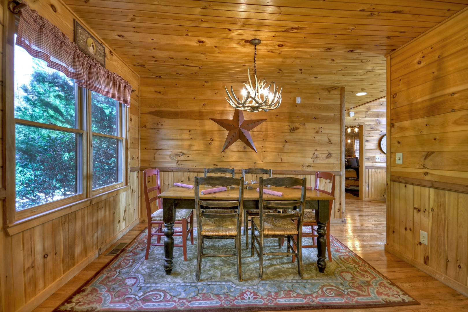 Grand Mountain Lodge-Rustic dining area with table and chairs for 6
