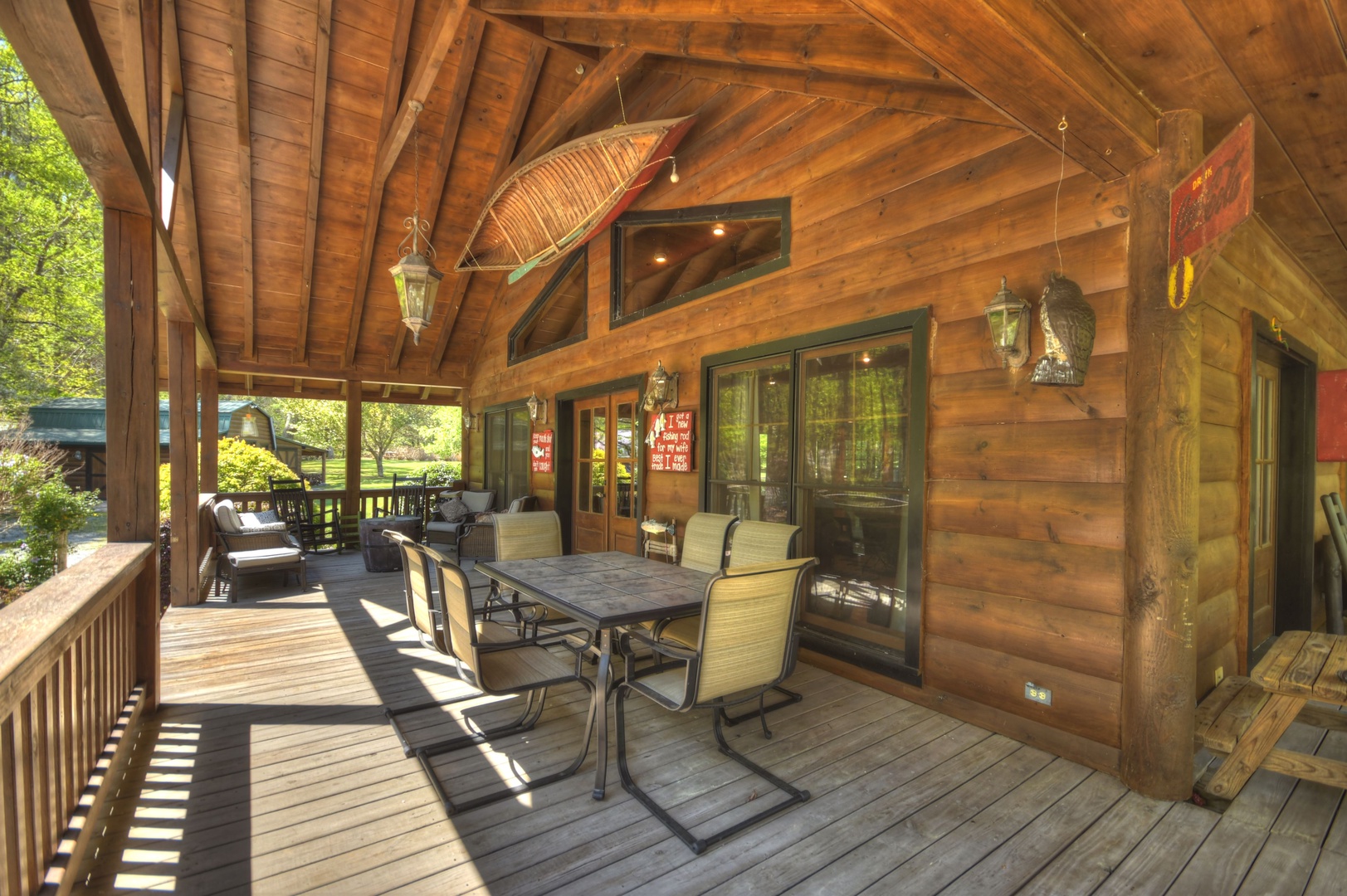 Stanley Creek Lodge- Outdoor dining area