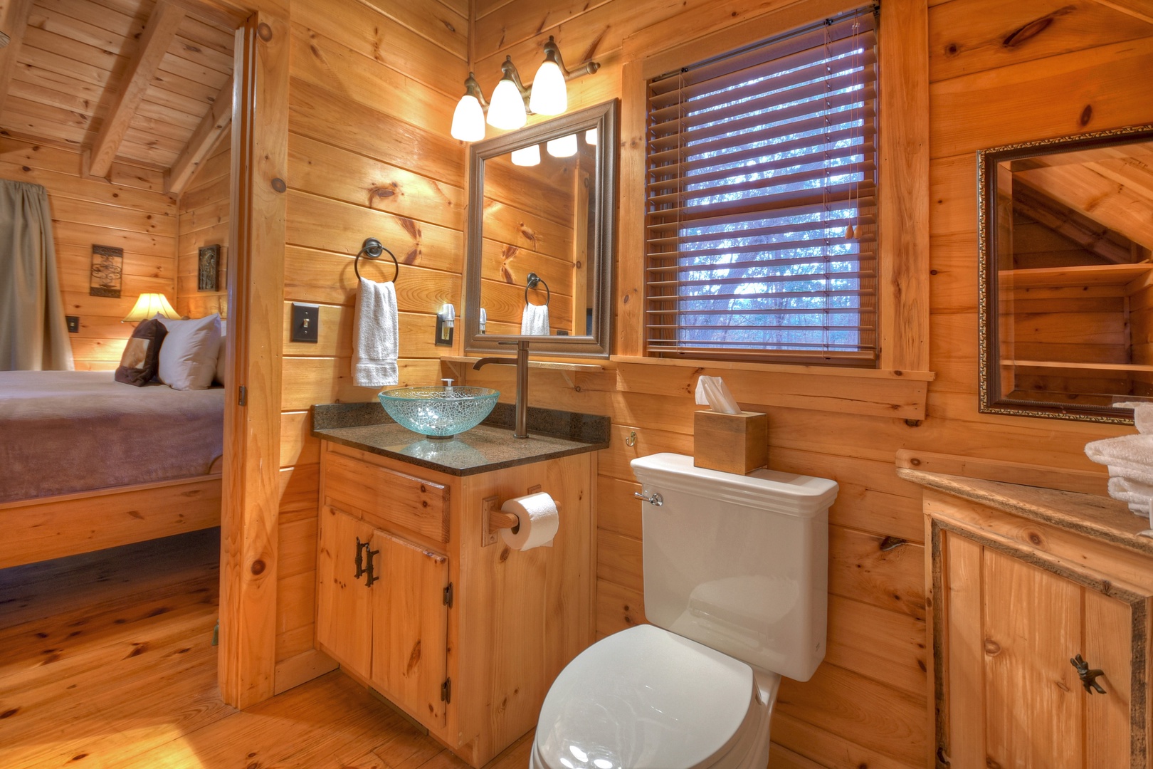 Blue Lake Cabin - Upper Level King Suite Bathroom