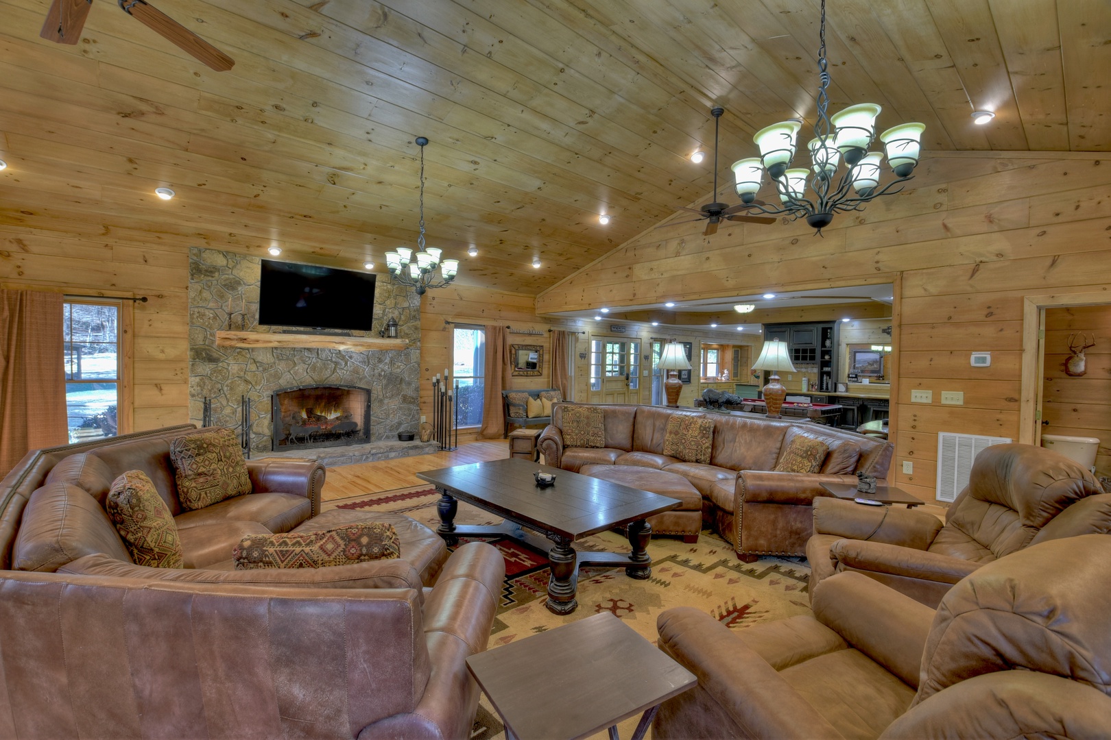 Stanley Creek Lodge- Living room area