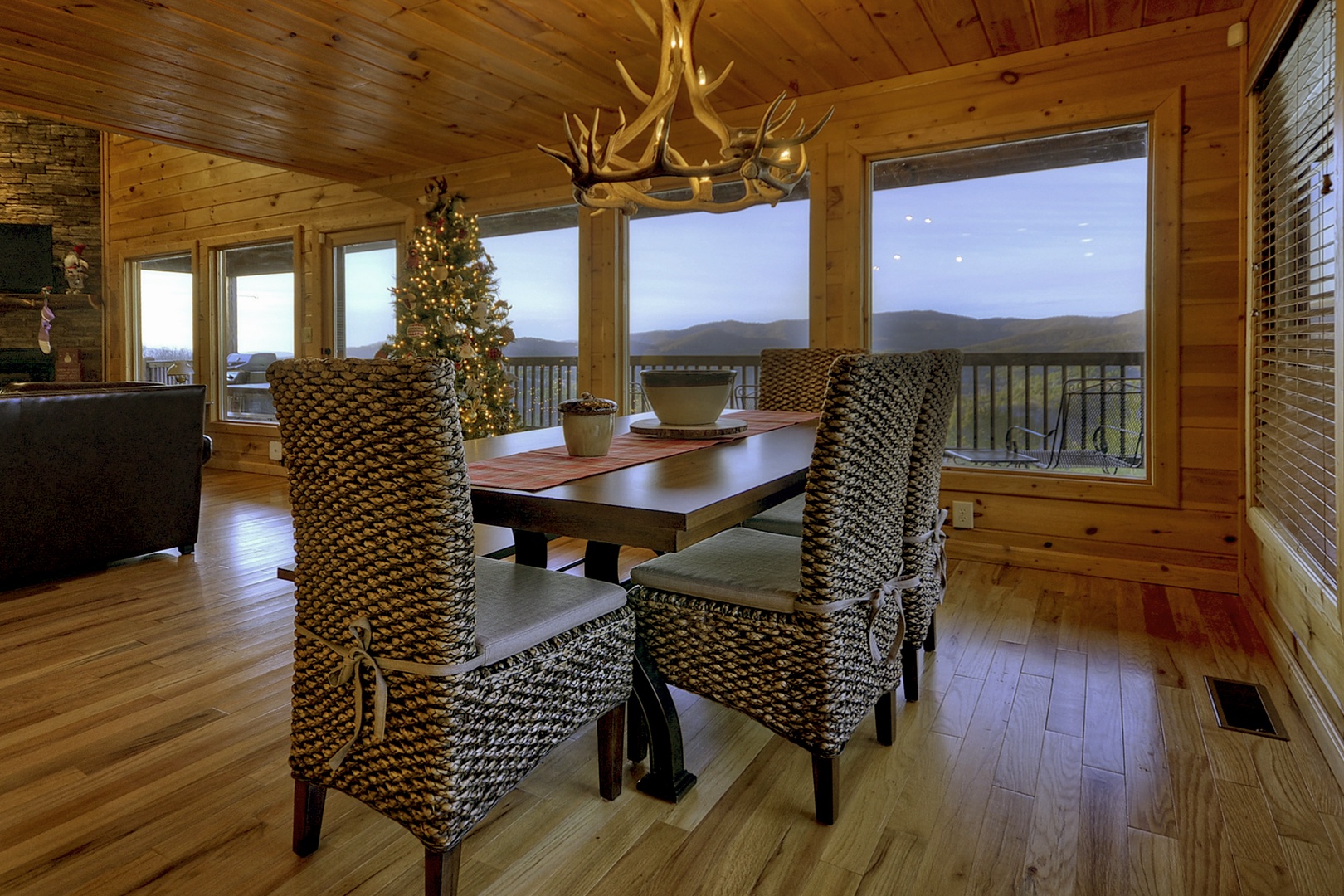Bearcat Lodge- Dining room area with seating for 6