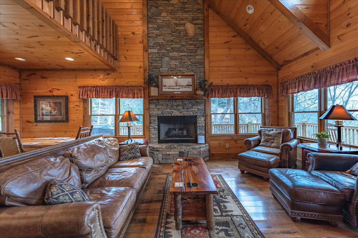 A Bear's Lair - Living Room with Gas Fireplace