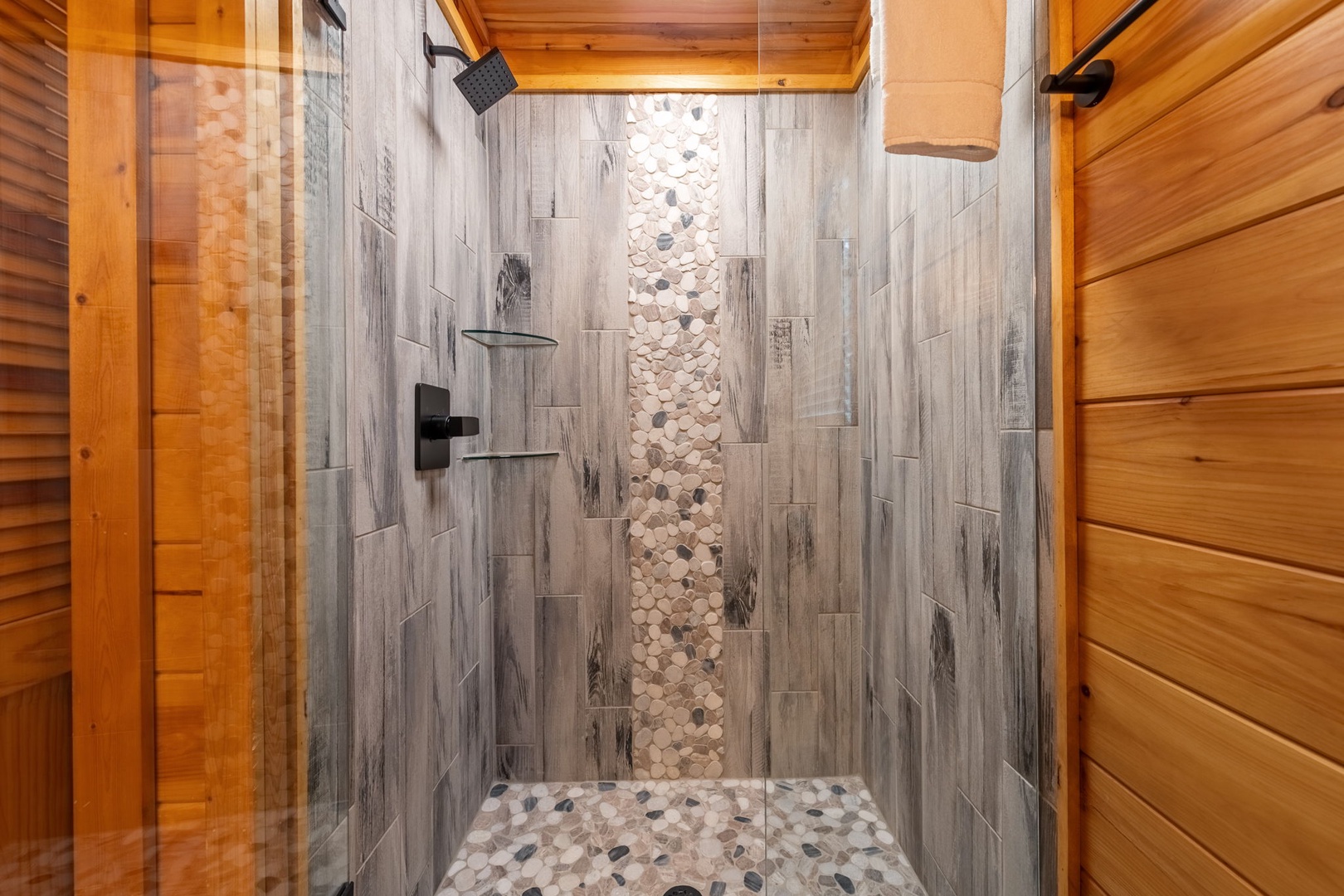 Mountain High Lodge - Entry Level Shared Full Bathroom