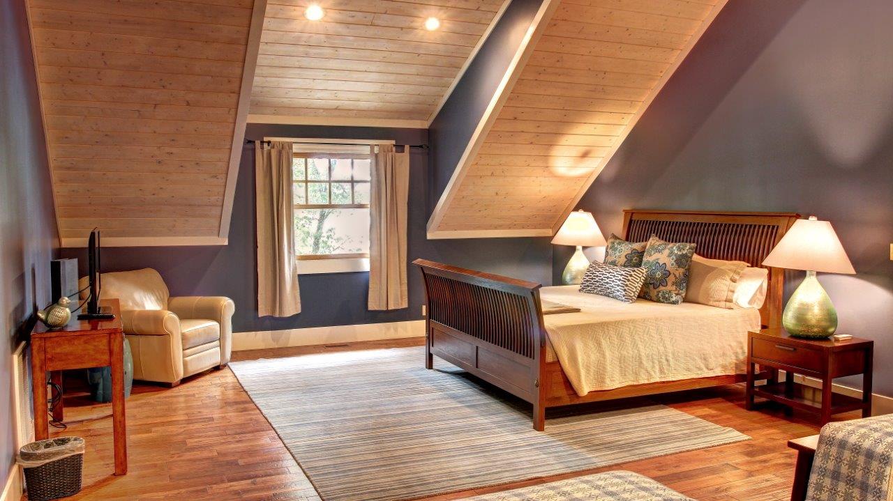 Blue Ridge Lake Retreat - Upper-Level King Bedroom with Two Twin Beds