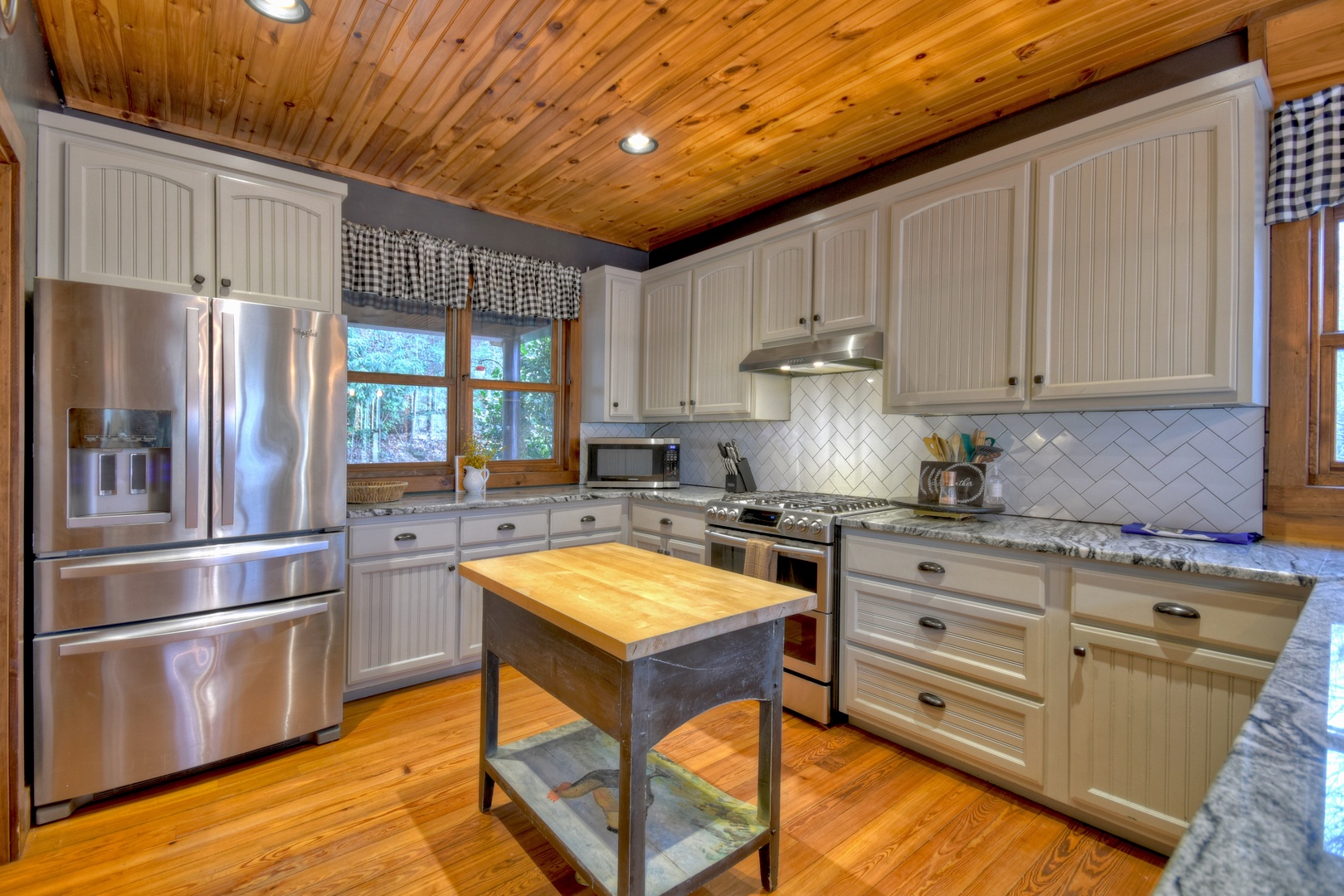River Lodge- Large fully functioning kitchen with center countertop table