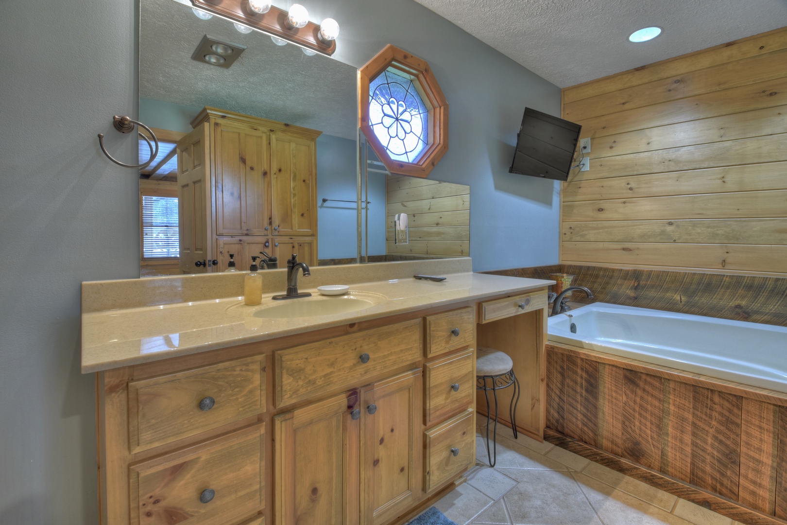 Stanley Creek Lodge- Master bathroom with soaker tub