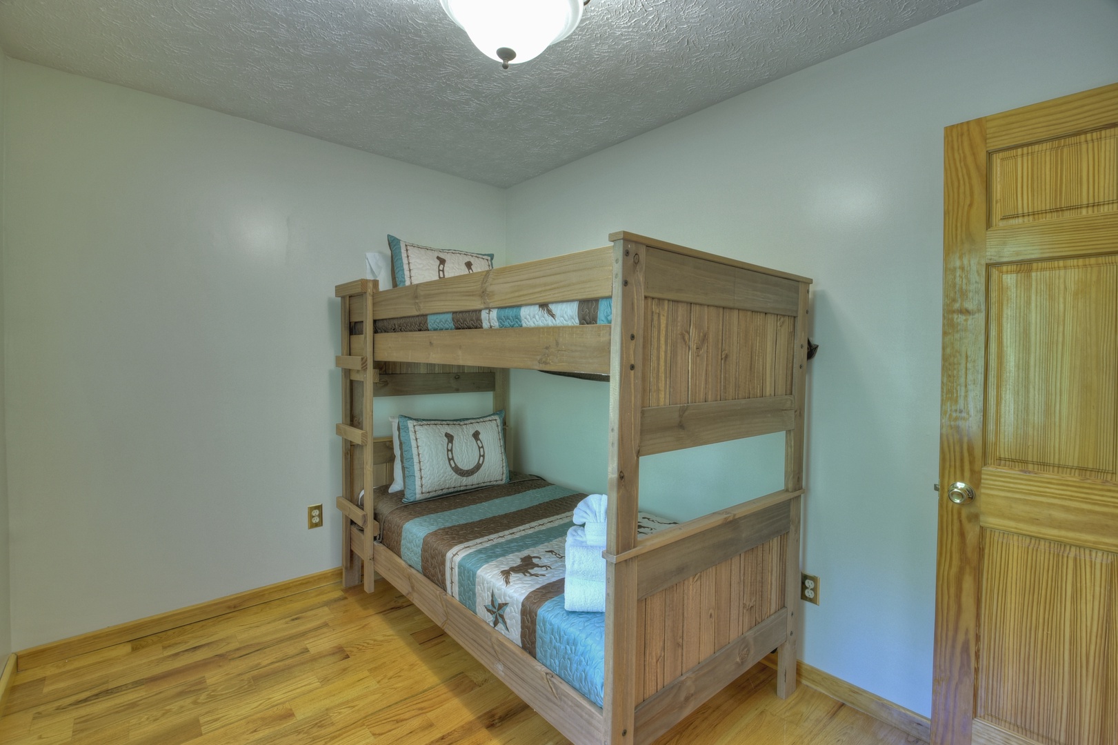 Stanley Creek Lodge -Guestroom with bunk beds