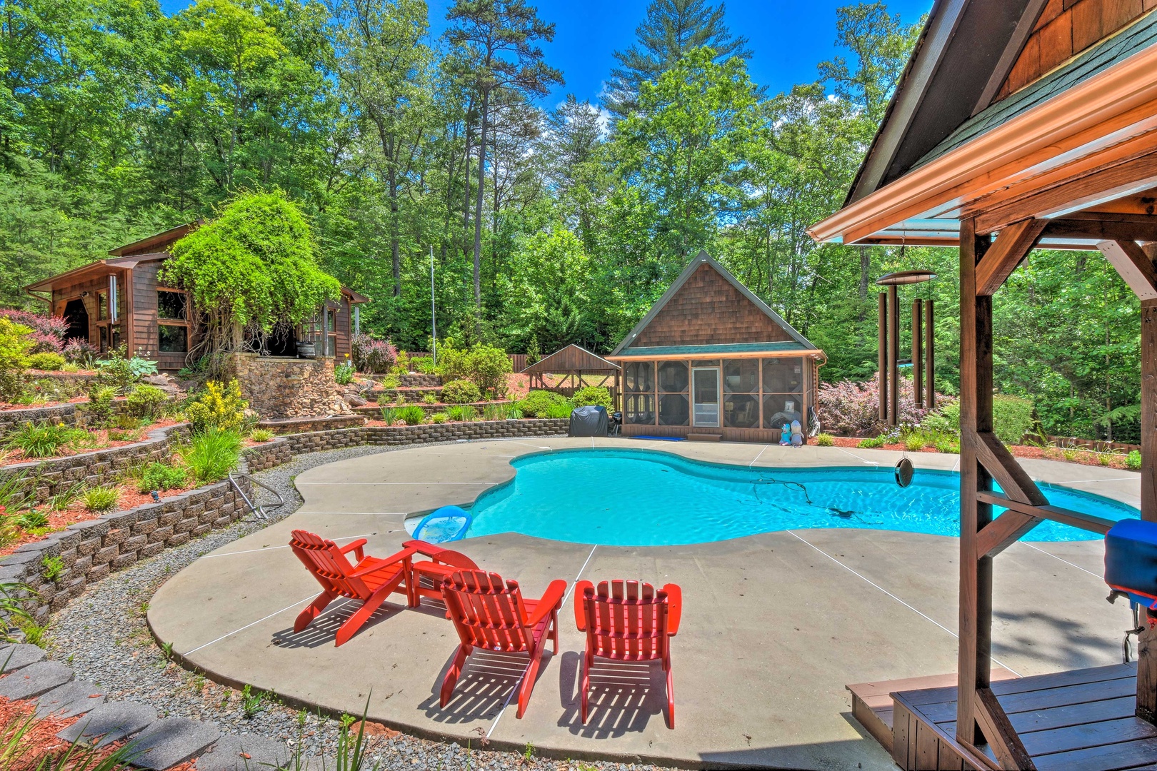Deer Watch Lodge - Outdoor lounge chairs in the pool