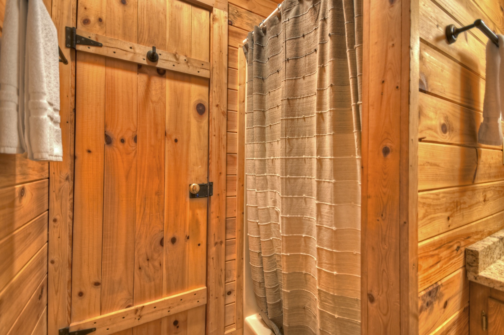 Ridgetop Pointaview- Upper level private master bathroom shower