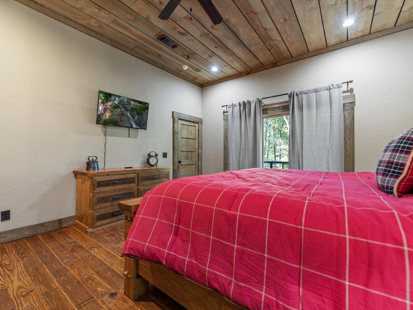 Stone Creek Lodge - Lower-Level Guest Bedroom 1