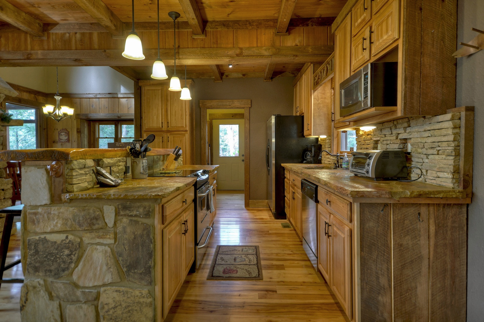 Reel Creek Lodge- Fully equipped kitchen area with rustic stone designs