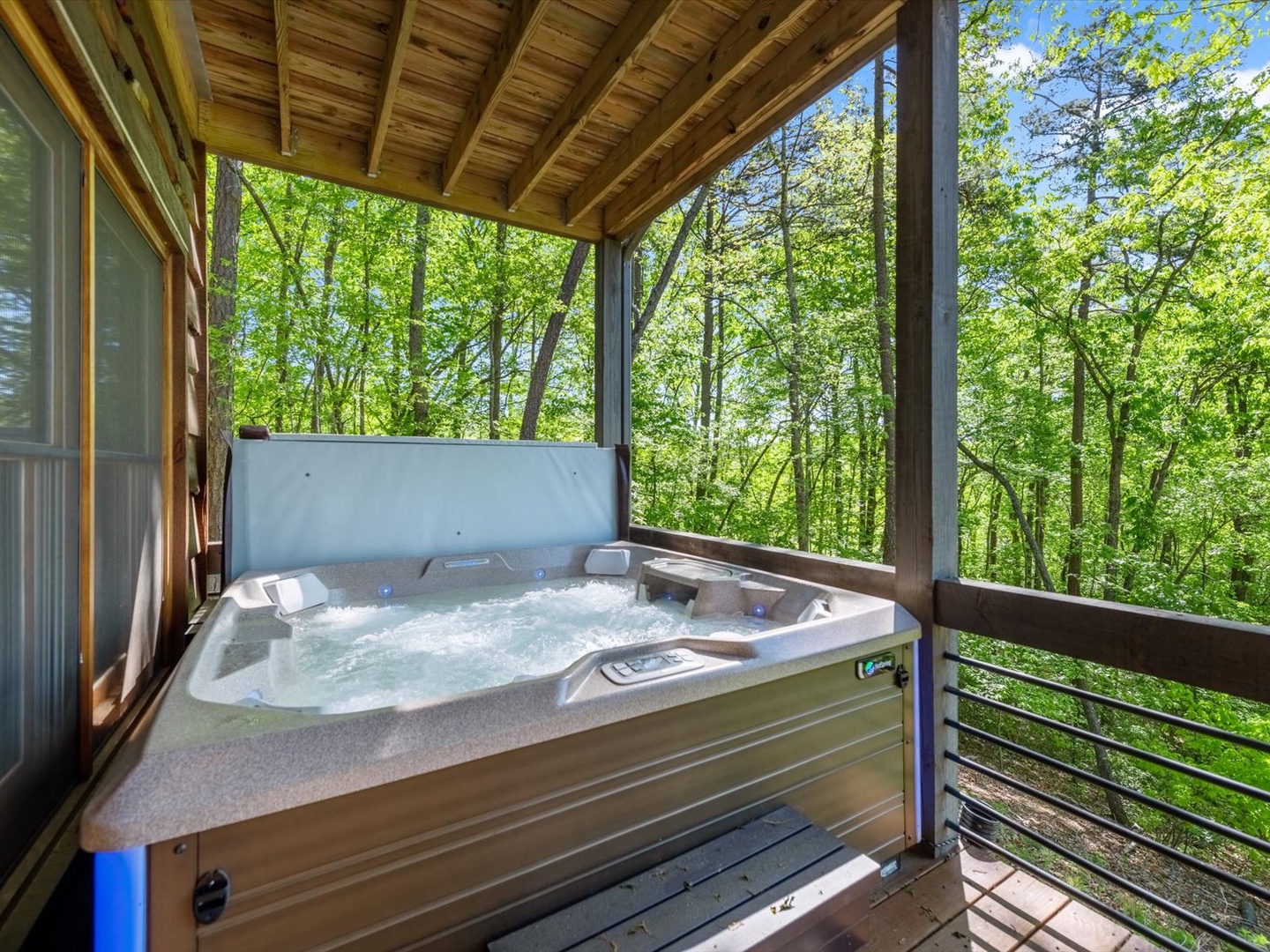 Mountain Breeze - Covered Hot Tub
