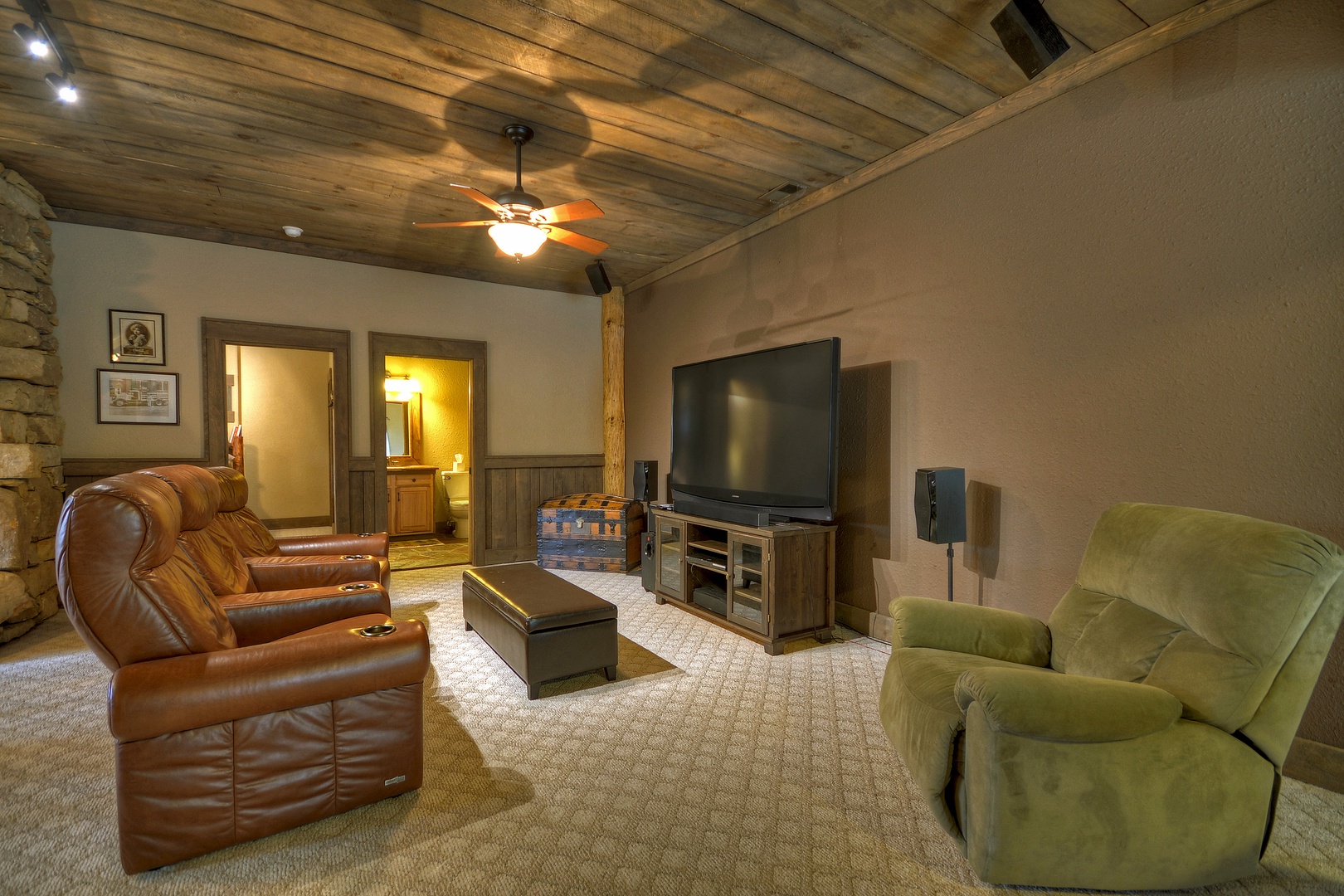 Reel Creek Lodge- 70 inch TV with theater style seating
