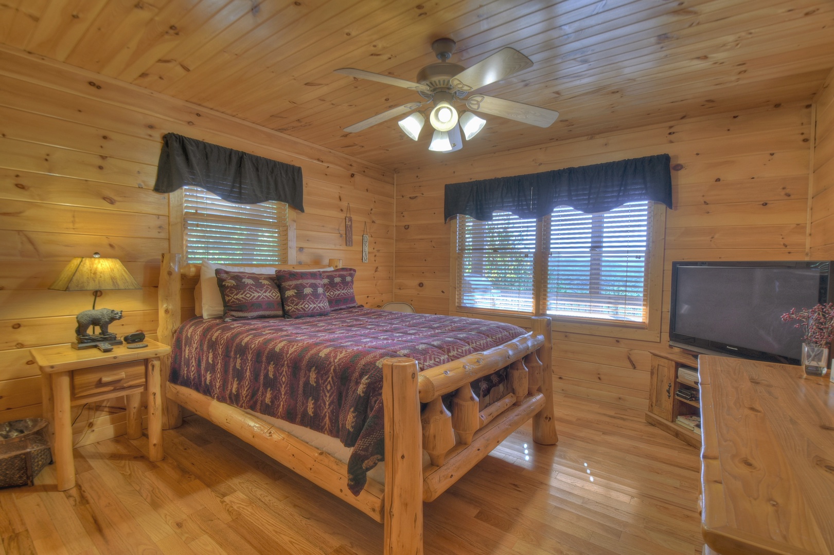 Sunrock Mountain Hideaway- Queen room on the middle level with a TV