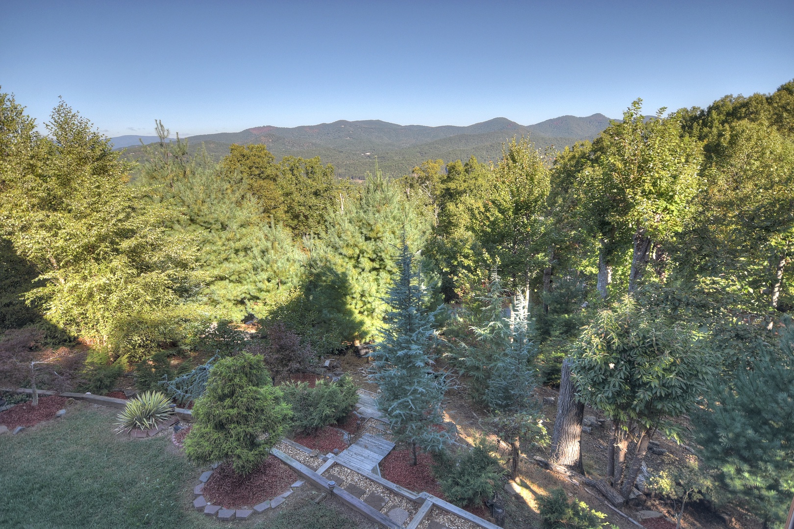 Fraggle Rock - Beautifully Landscaped Yard with Mountain Views
