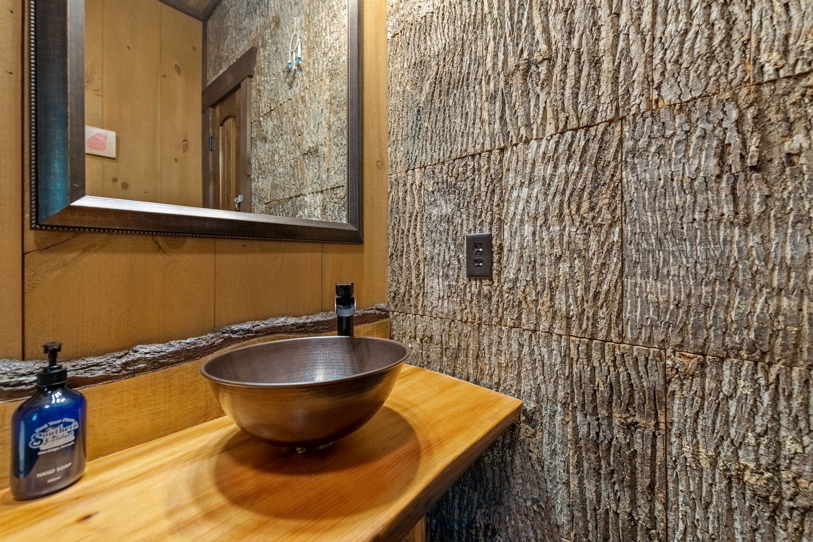 Indian Creek Lodge - Shared Bathroom