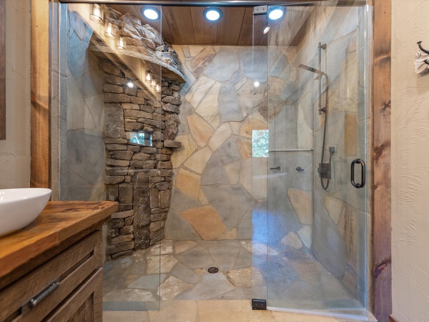 Stone Creek Lodge - Entry Level Master Bathroom