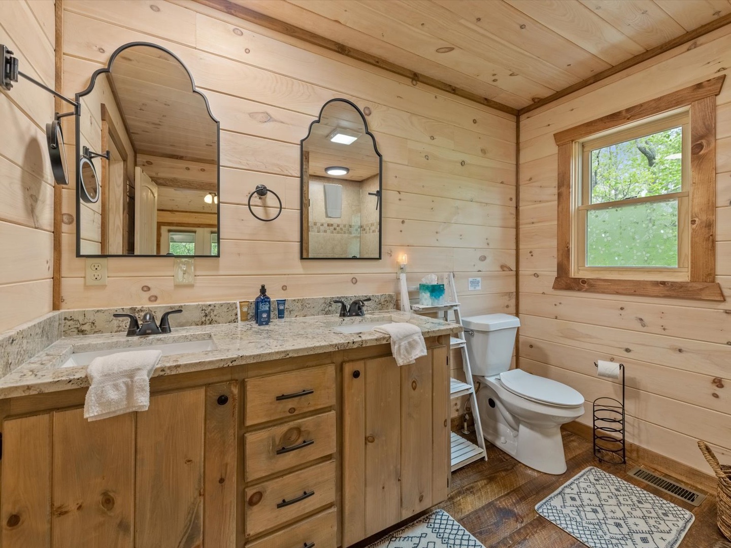 Fern Creek Hollow Lodge - Upper Level Primary King Bedroom's Bathroom