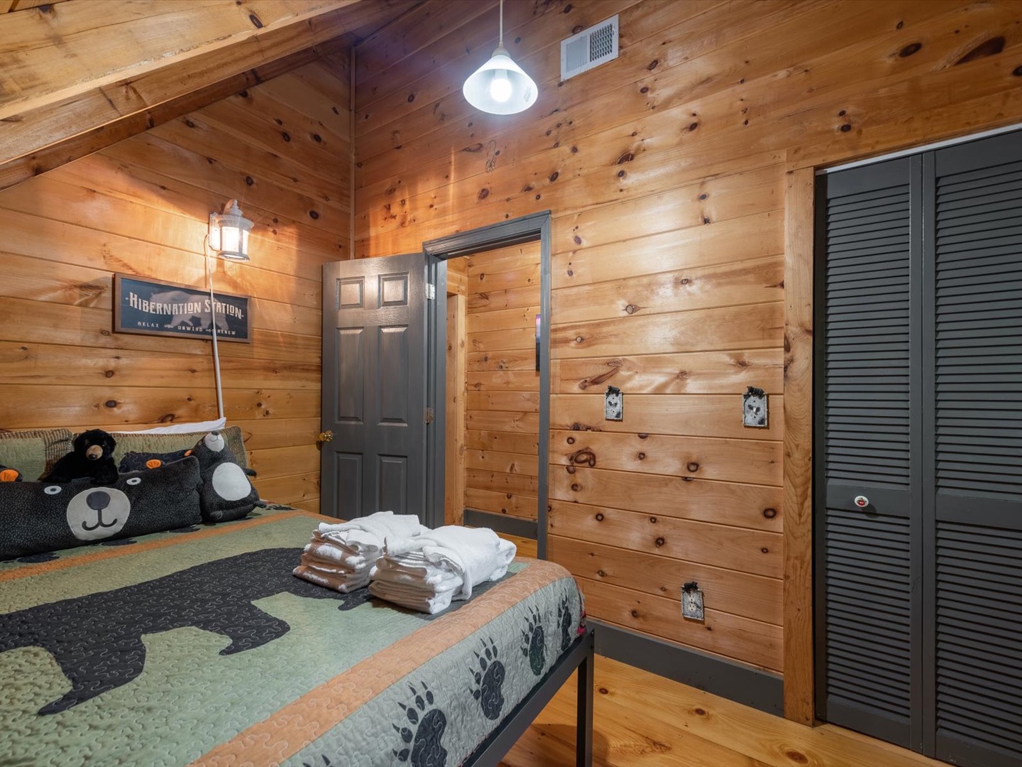 Lazy Bear Cove- Upper level guest bedroom