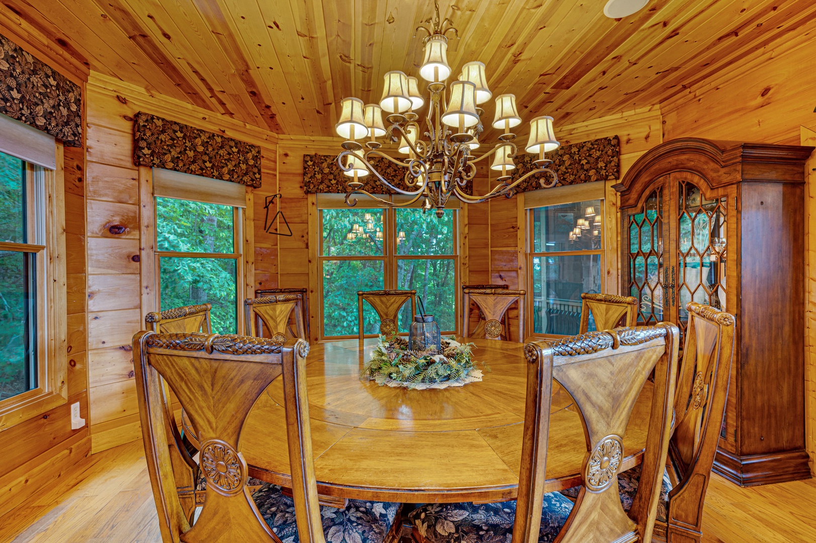 Peacock Chalet- Entry Level Dining Area
