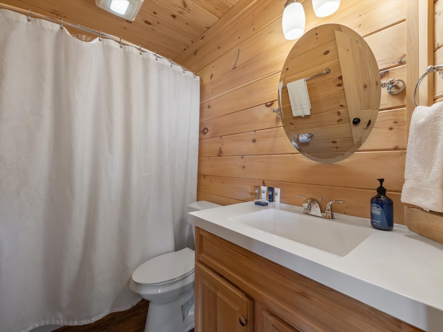 Rising Star Lodge - Lower Level Shared Bathroom