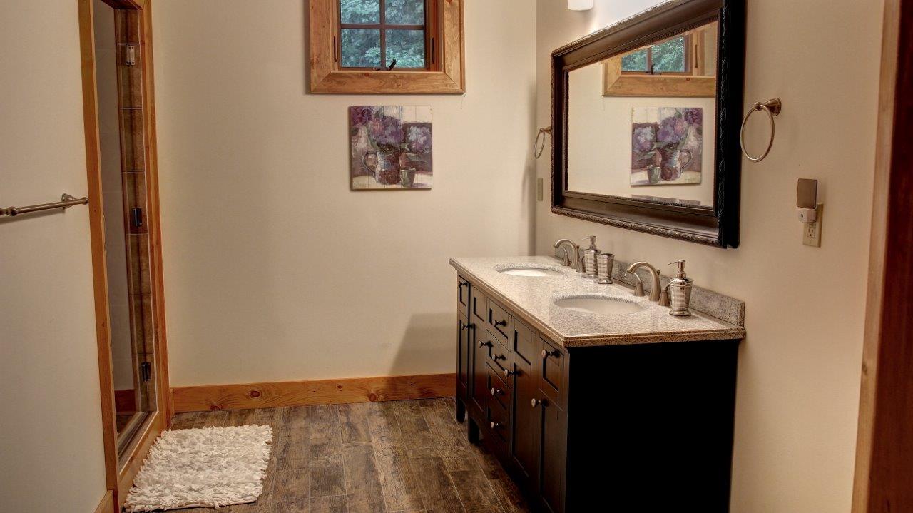 Blue Ridge Lake Retreat - Lower Level Shared Bathroom