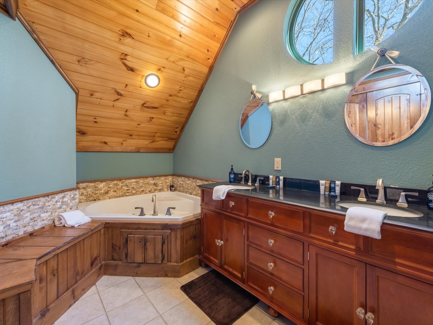 Blue Ridge Cottage - Upper Level King En-Suite Soaking Tub