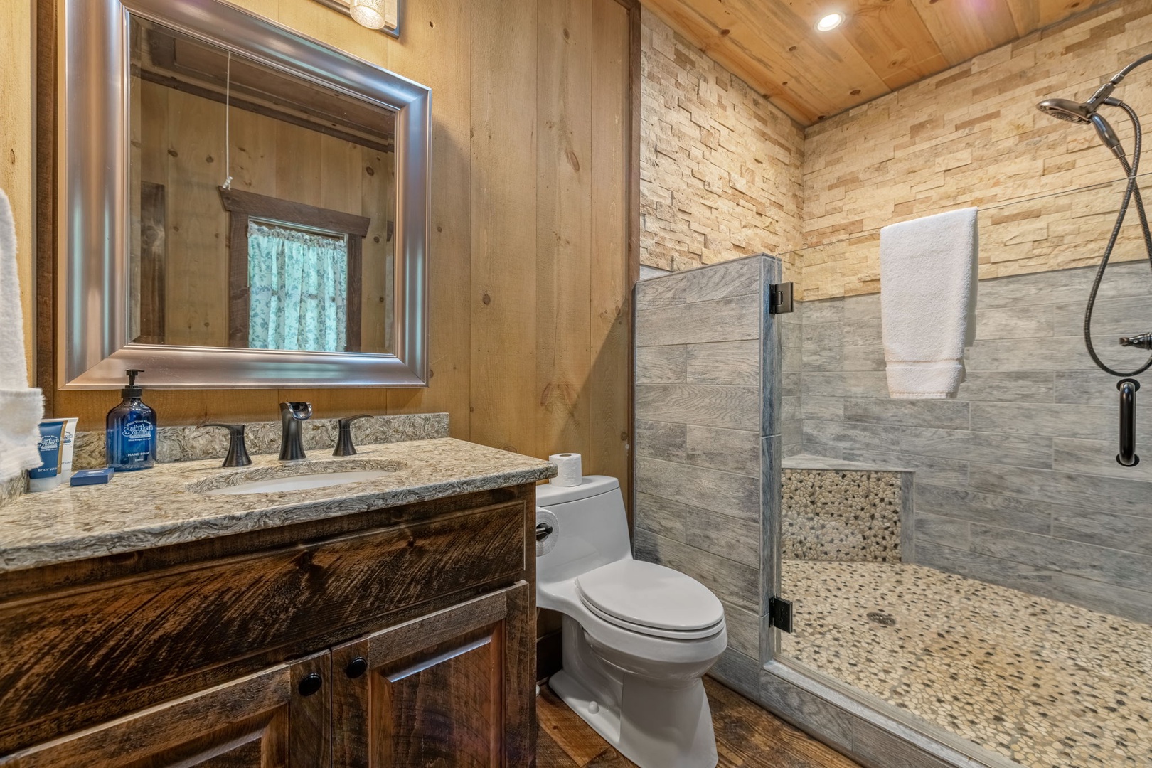 Indian Creek Lodge - King Bedroom Suite #1's Bathroom