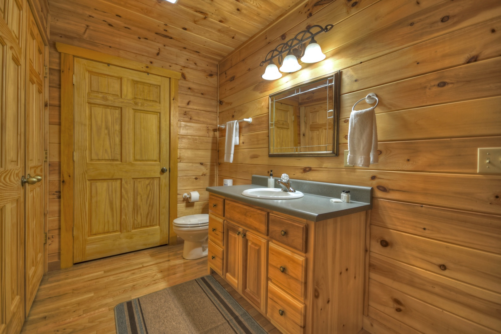 Hogback Haven- Entry level shared bathroom