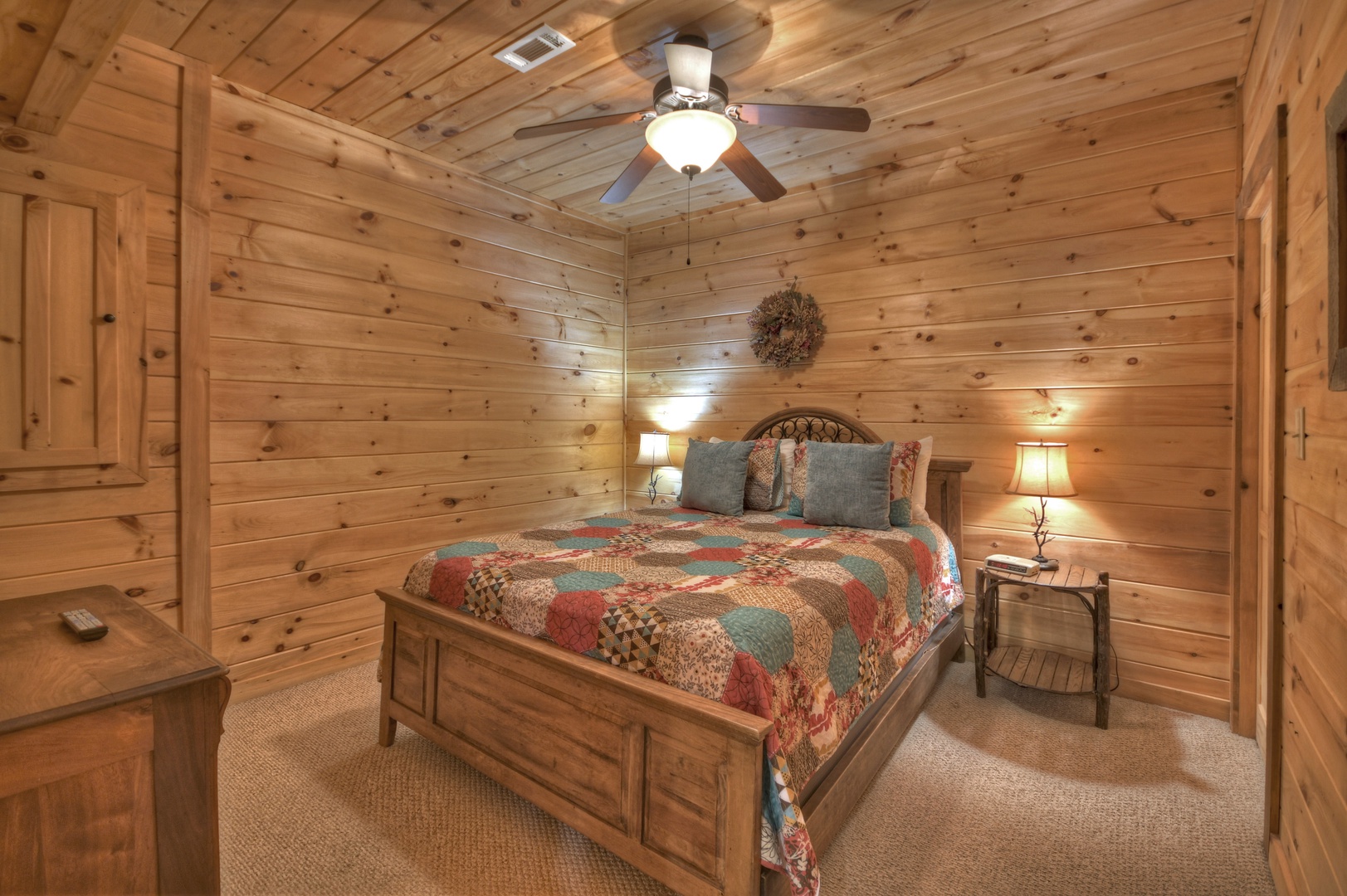 Aska Lodge- Lower level queen bedroom