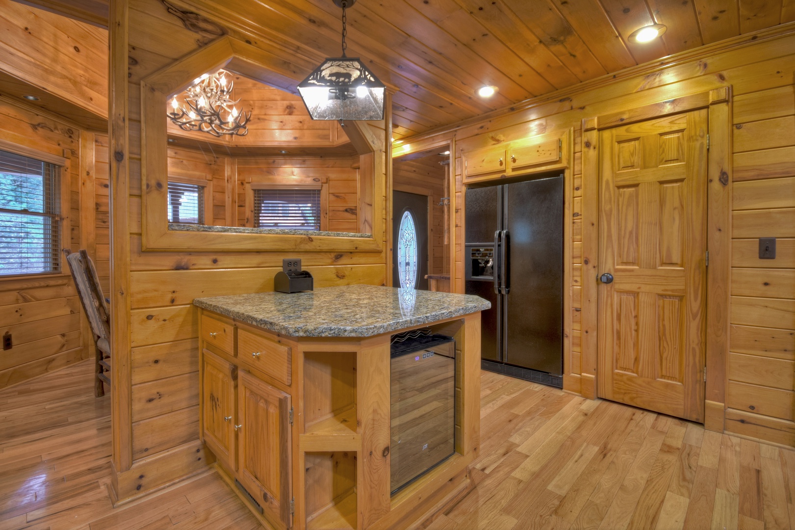 Deer Watch Lodge- Kitchen with full function appliances
