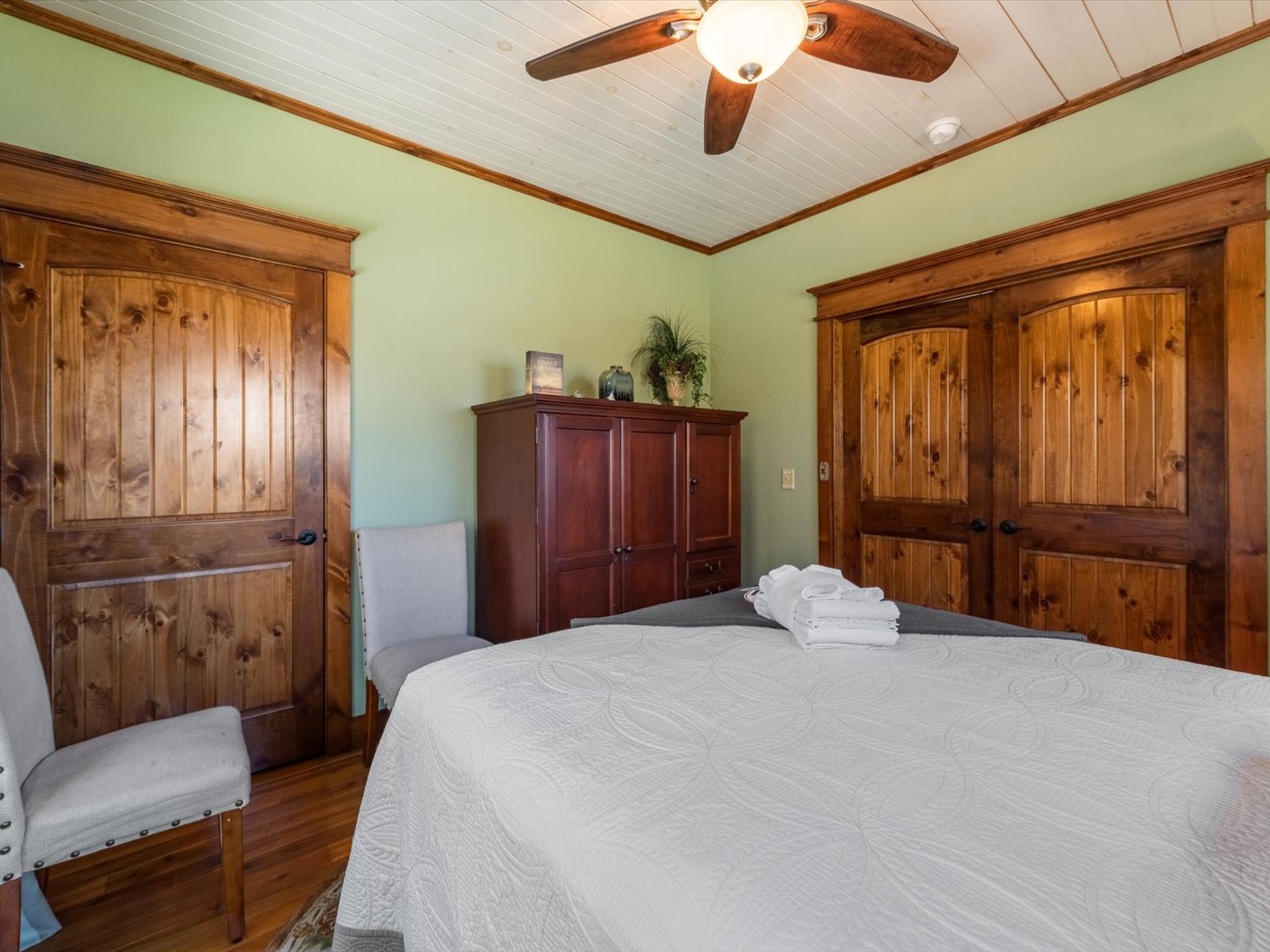 Blue Ridge Cottage - Entry Level Queen Bedroom