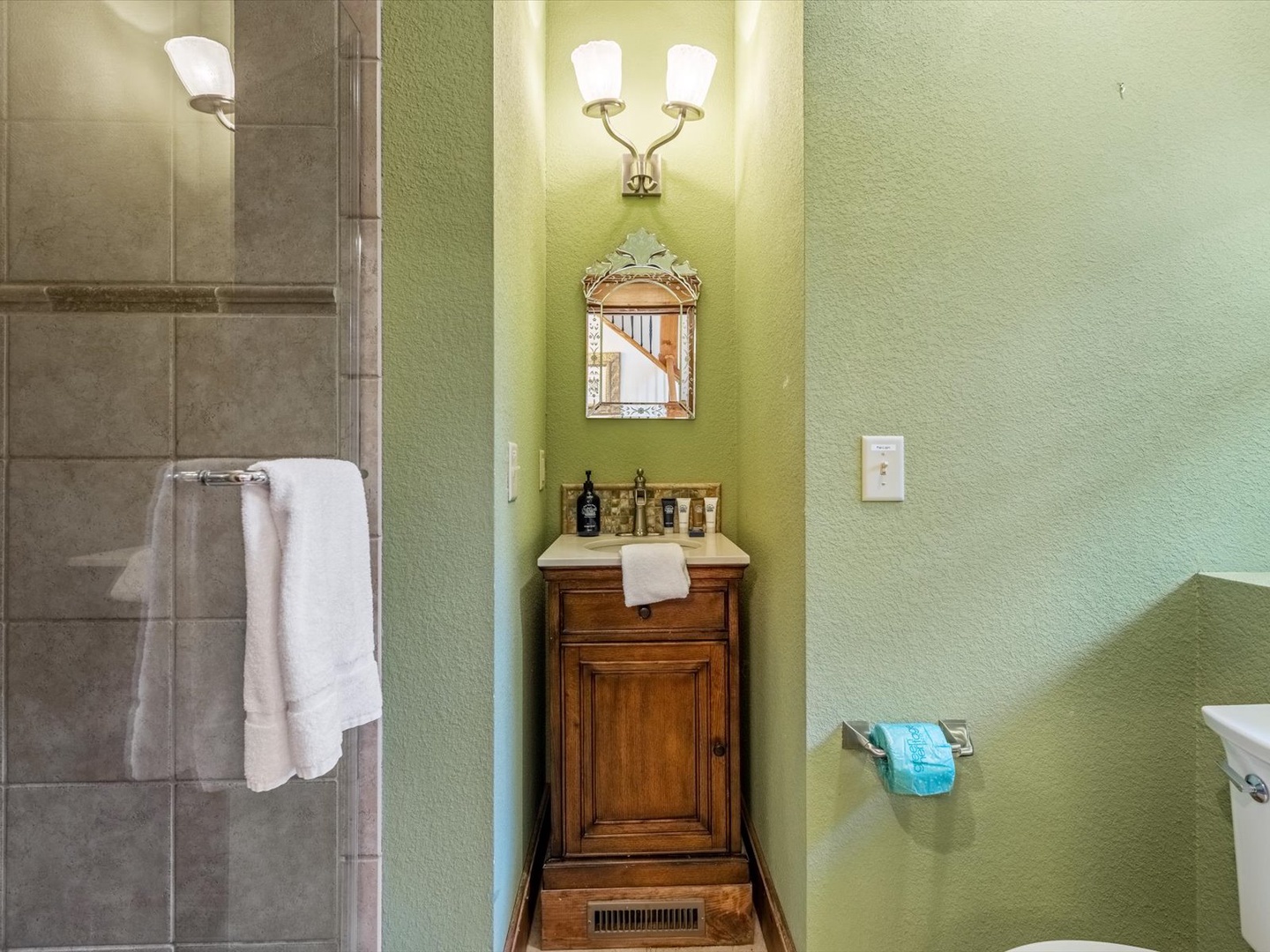 Blue Ridge Cottage - Entry Level Shared Bathroom