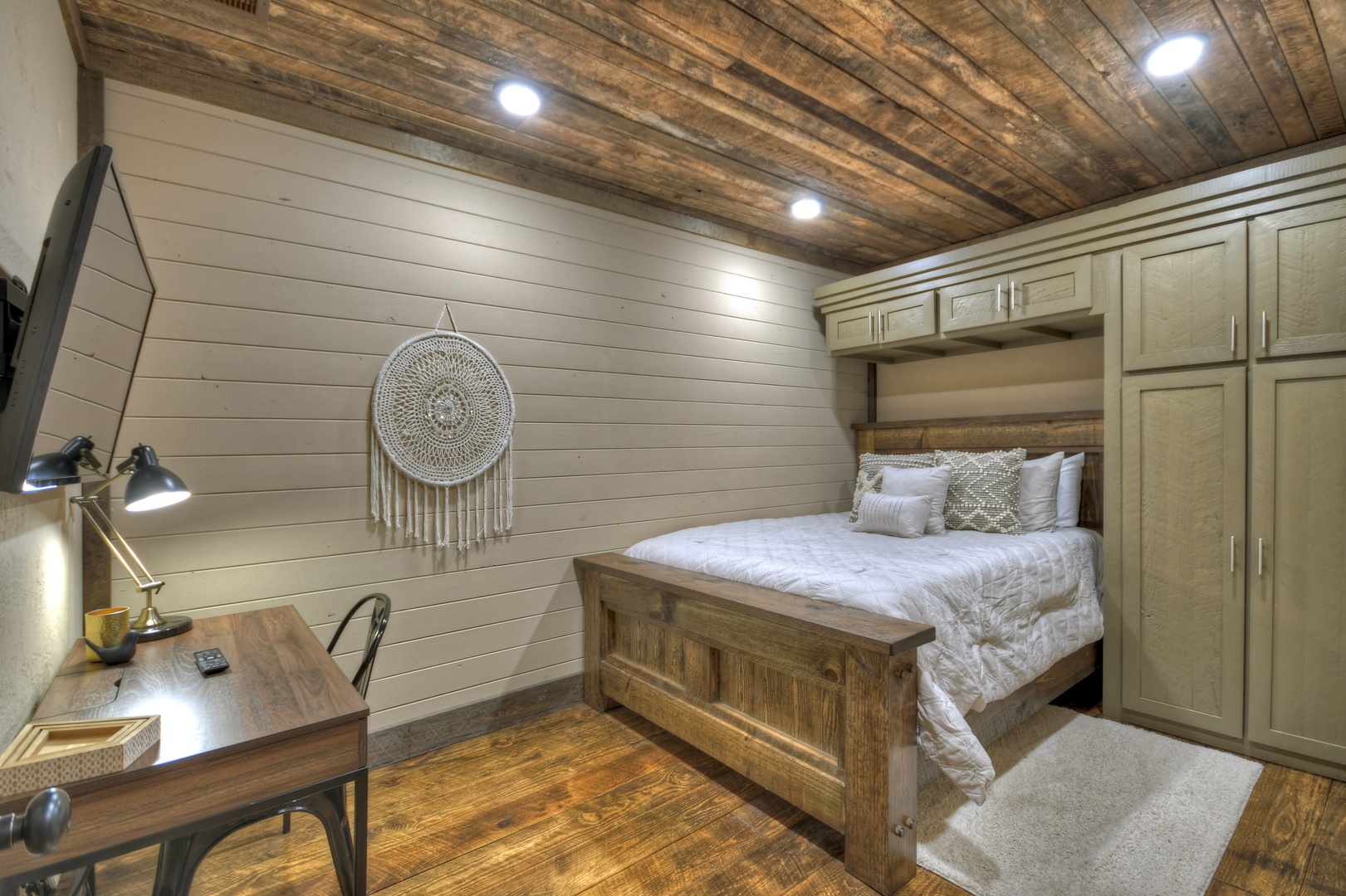 A Stoney River - Lower Level Second Queen Bedroom