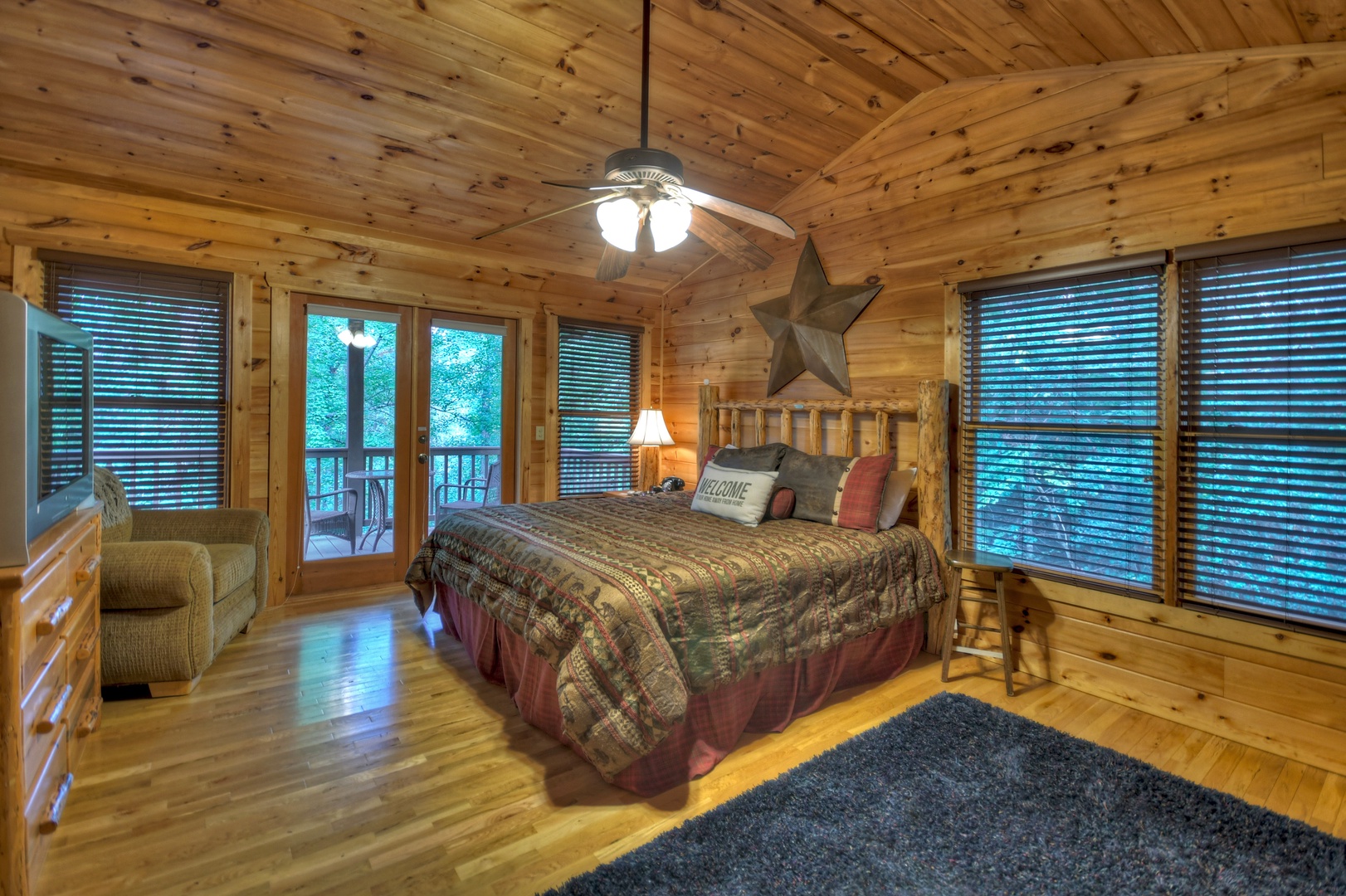 Hogback Haven- upper level king suit with bedroom seating