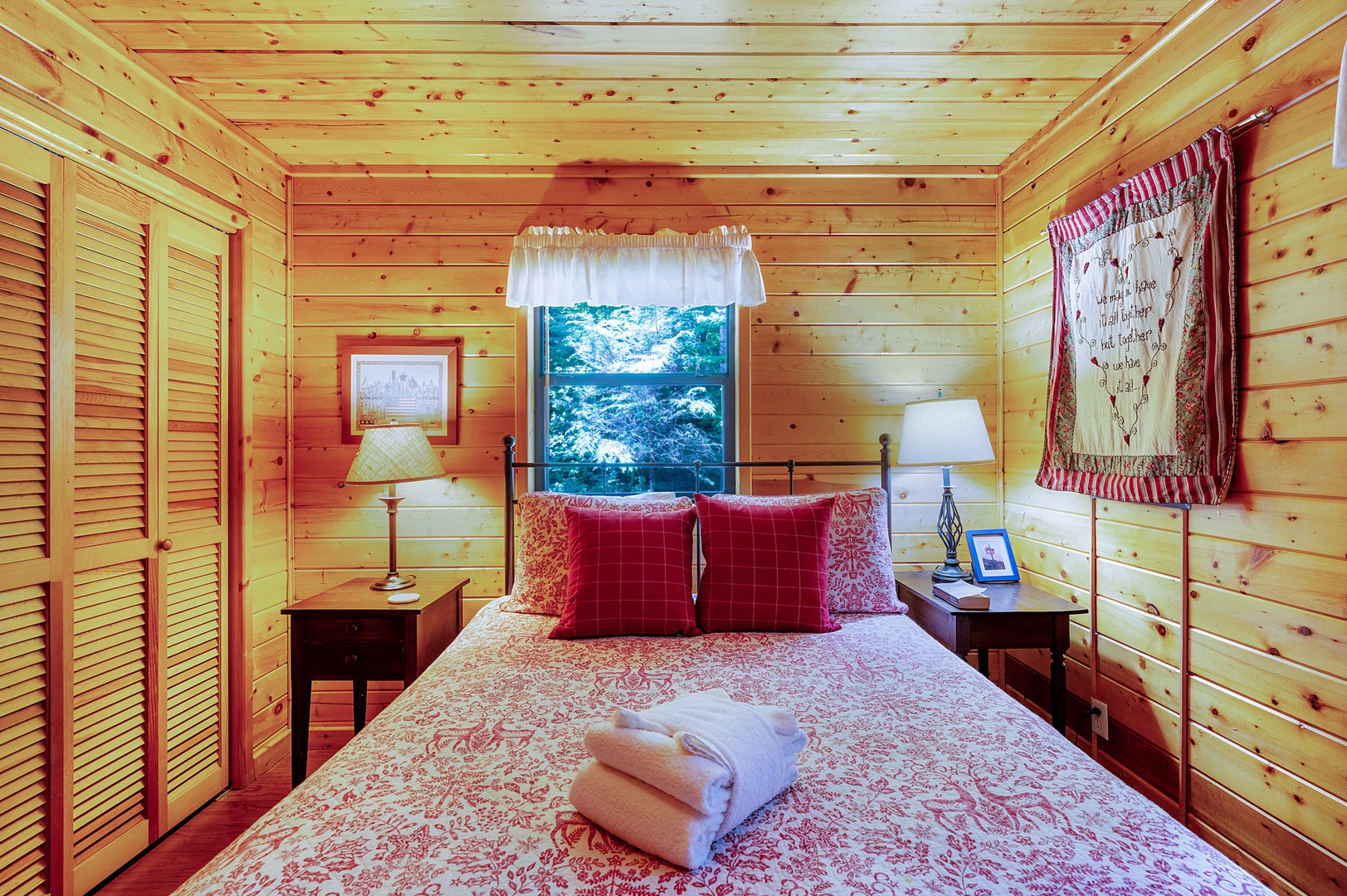 A Whitewater Retreat - Guest Queen Bedroom
