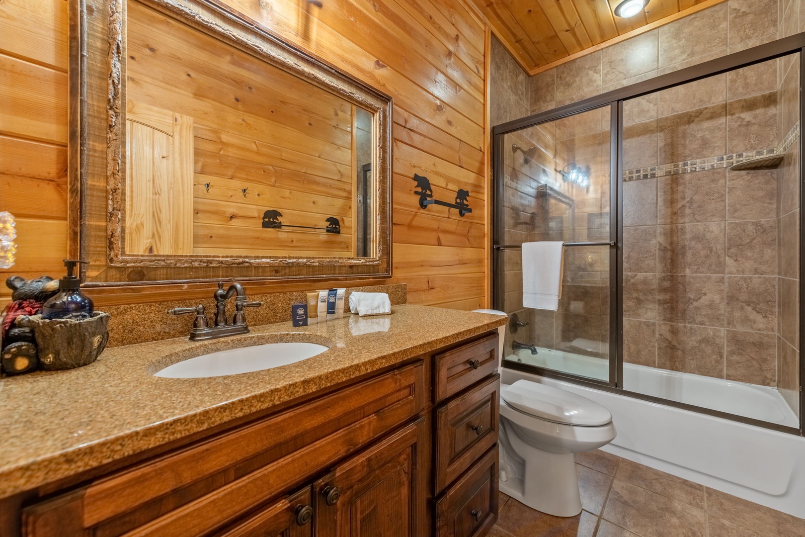 Moonlight Lodge - Lower Level Shared Full Bathroom