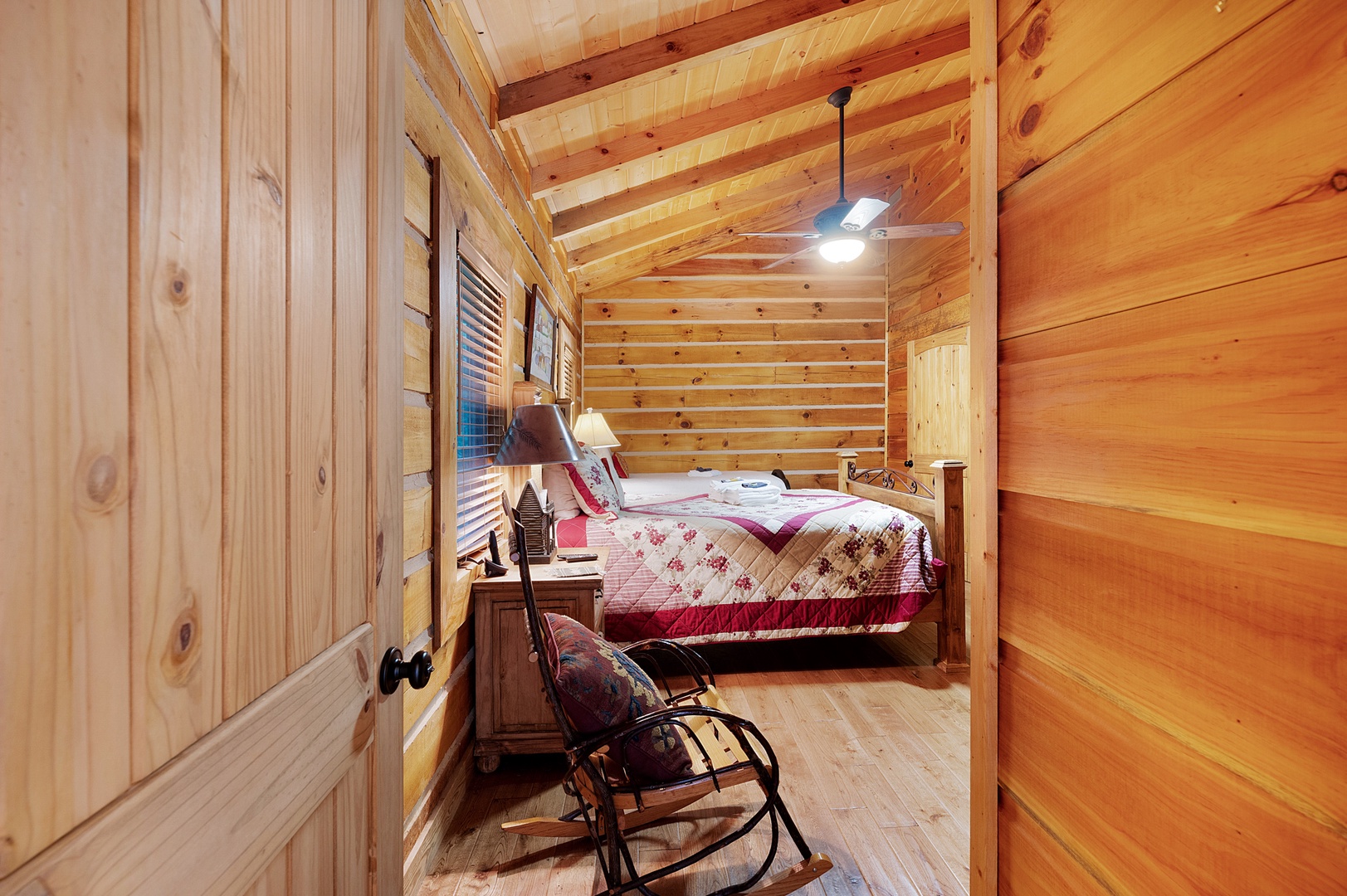 Mountaintown Creek Lodge - Upper Level Twin Bedroom