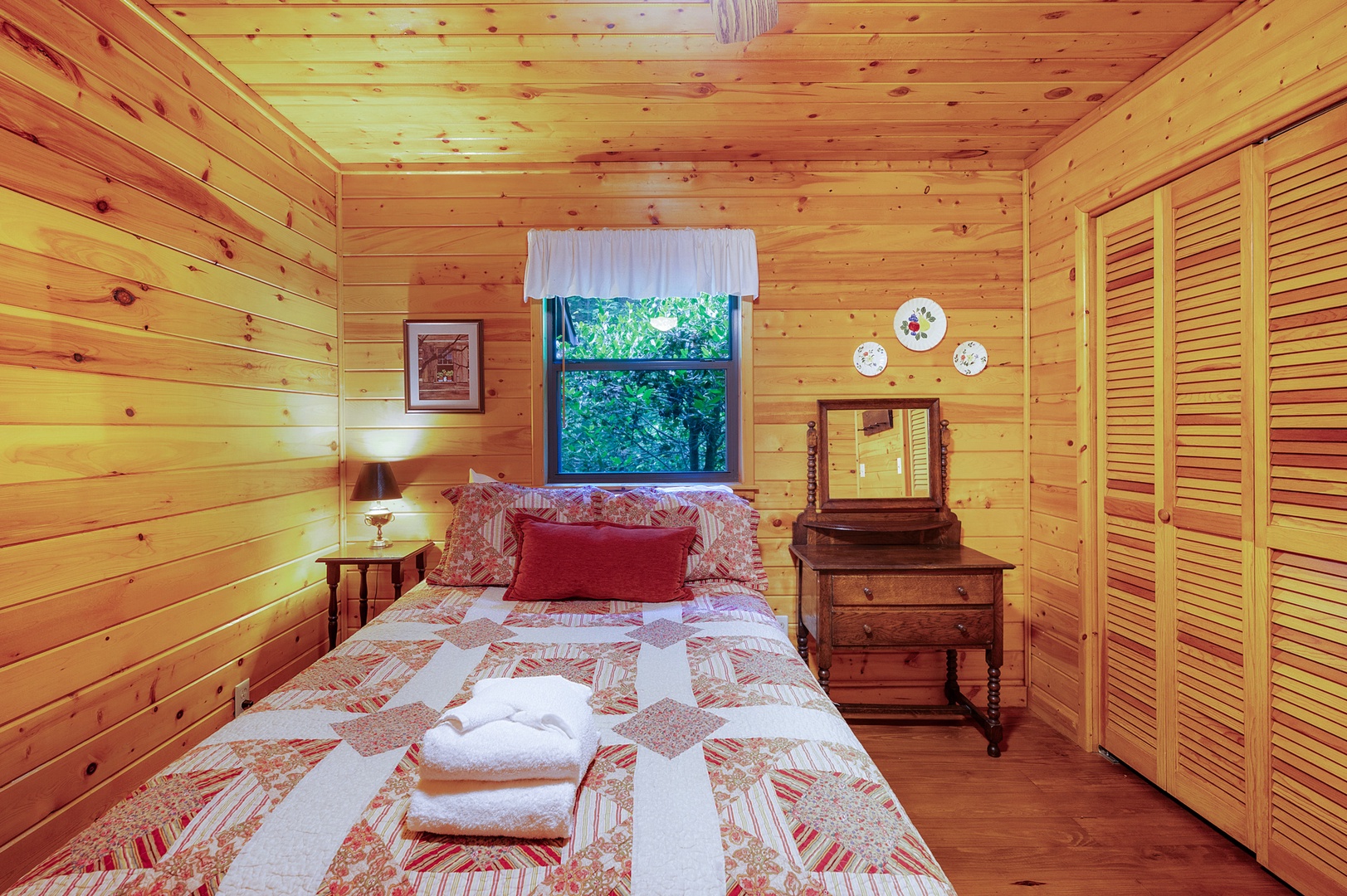 A Whitewater Retreat - Guest Double Bedroom