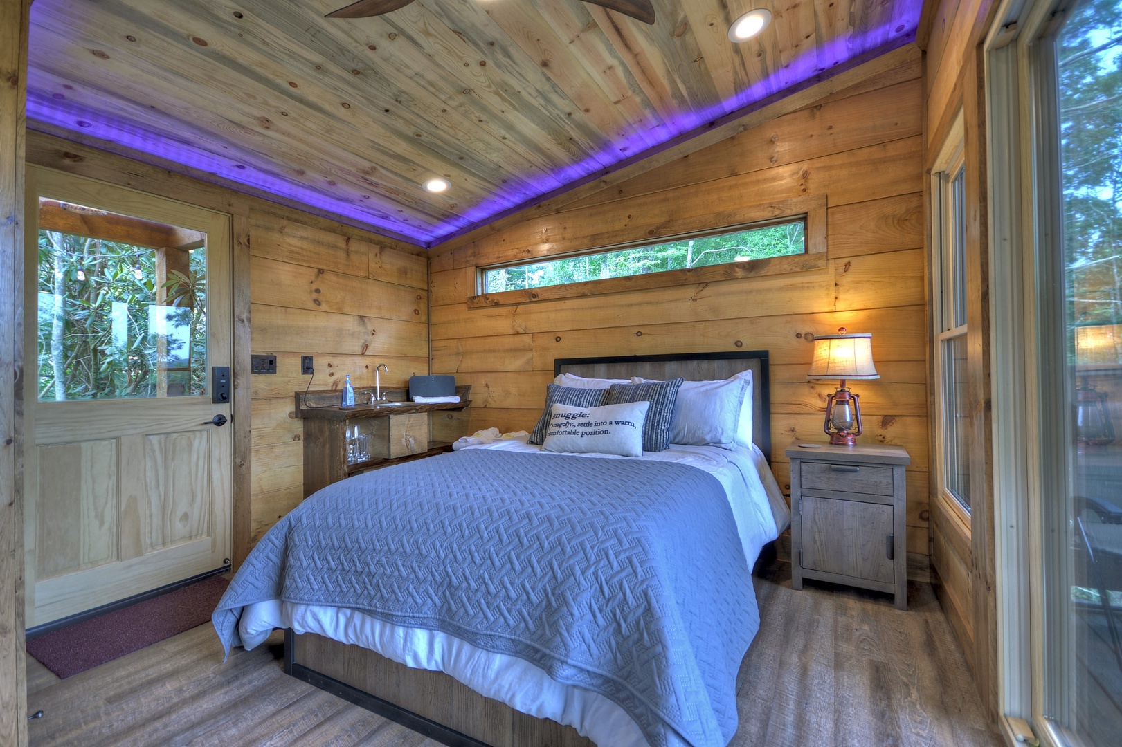 3 Peaks Treehouse- Queen Bed