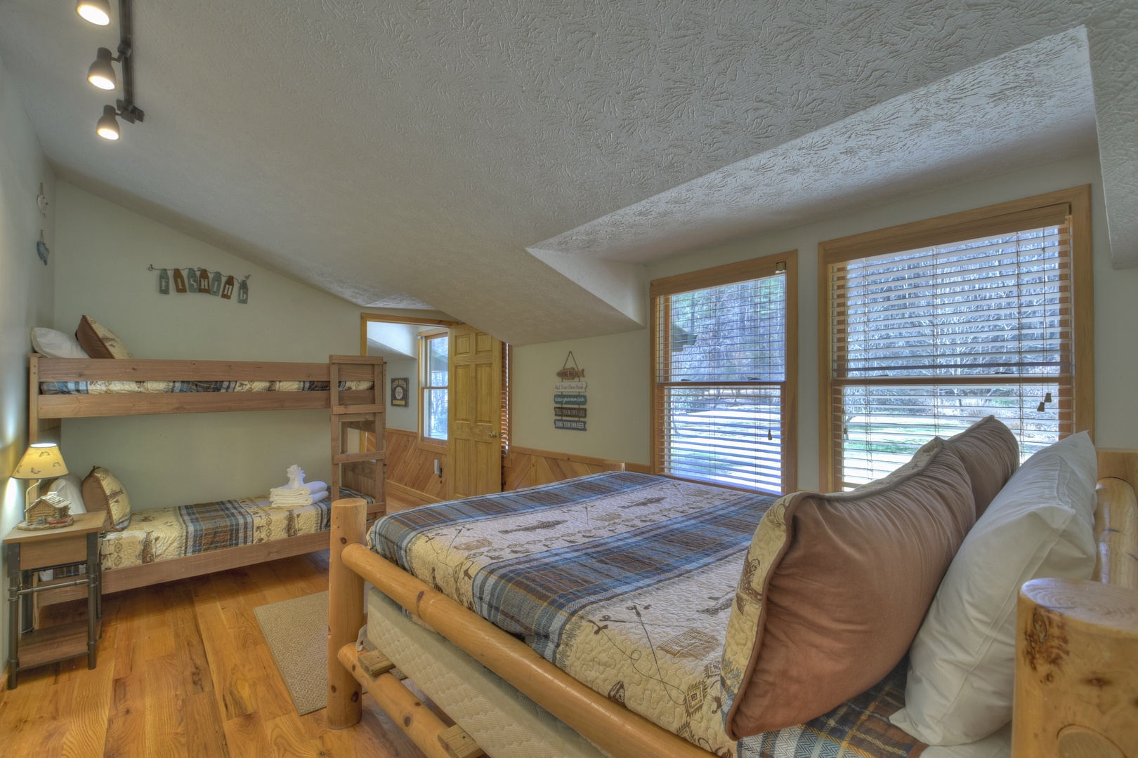 Stanley Creek Lodge- Guest bedroom