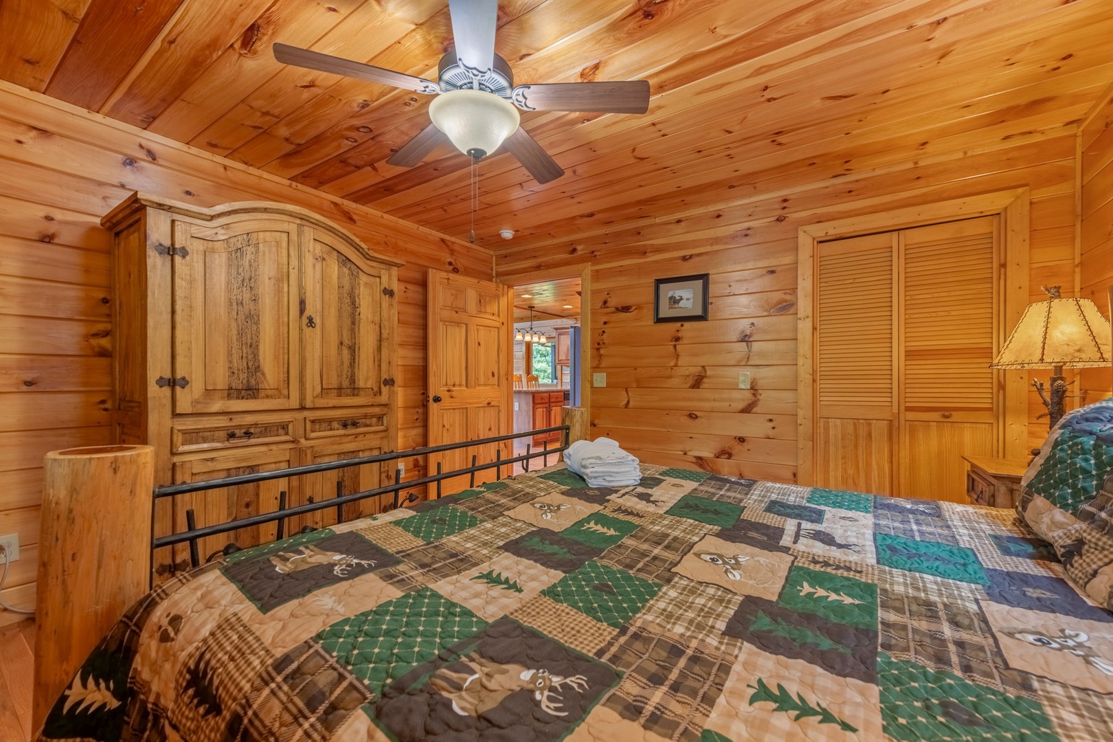 Mountain High Lodge - Entry Level Guest King Bedroom