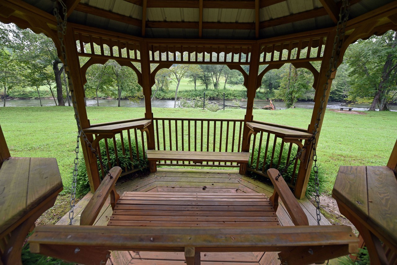 Hidden Creek Cabin: Toccoa River Pavilion View from Park Gazebo