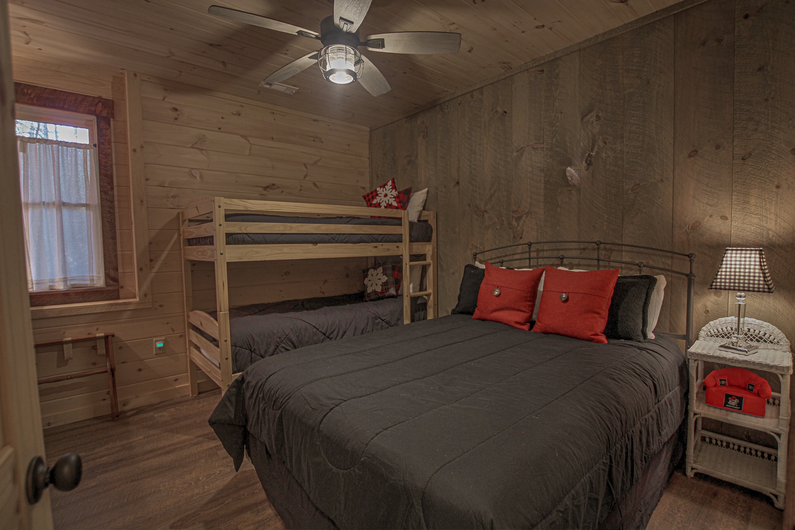 Laurel Breeze - Lower Level Queen Bedroom with Bunk Bed