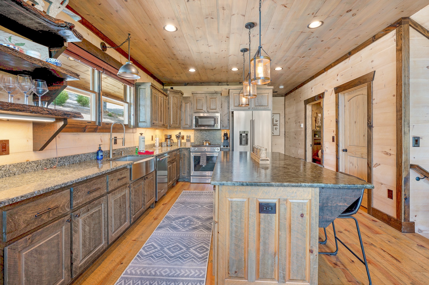 Mountain Echoes- Kitchen area with cabinets and full appliances