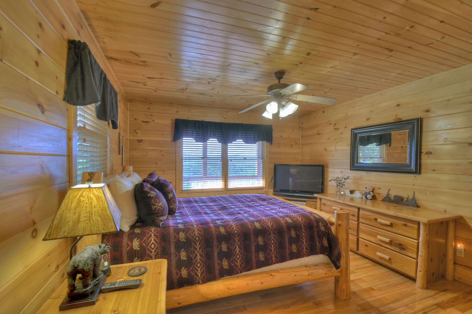 Sunrock Mountain Hideaway- Queen bedroom