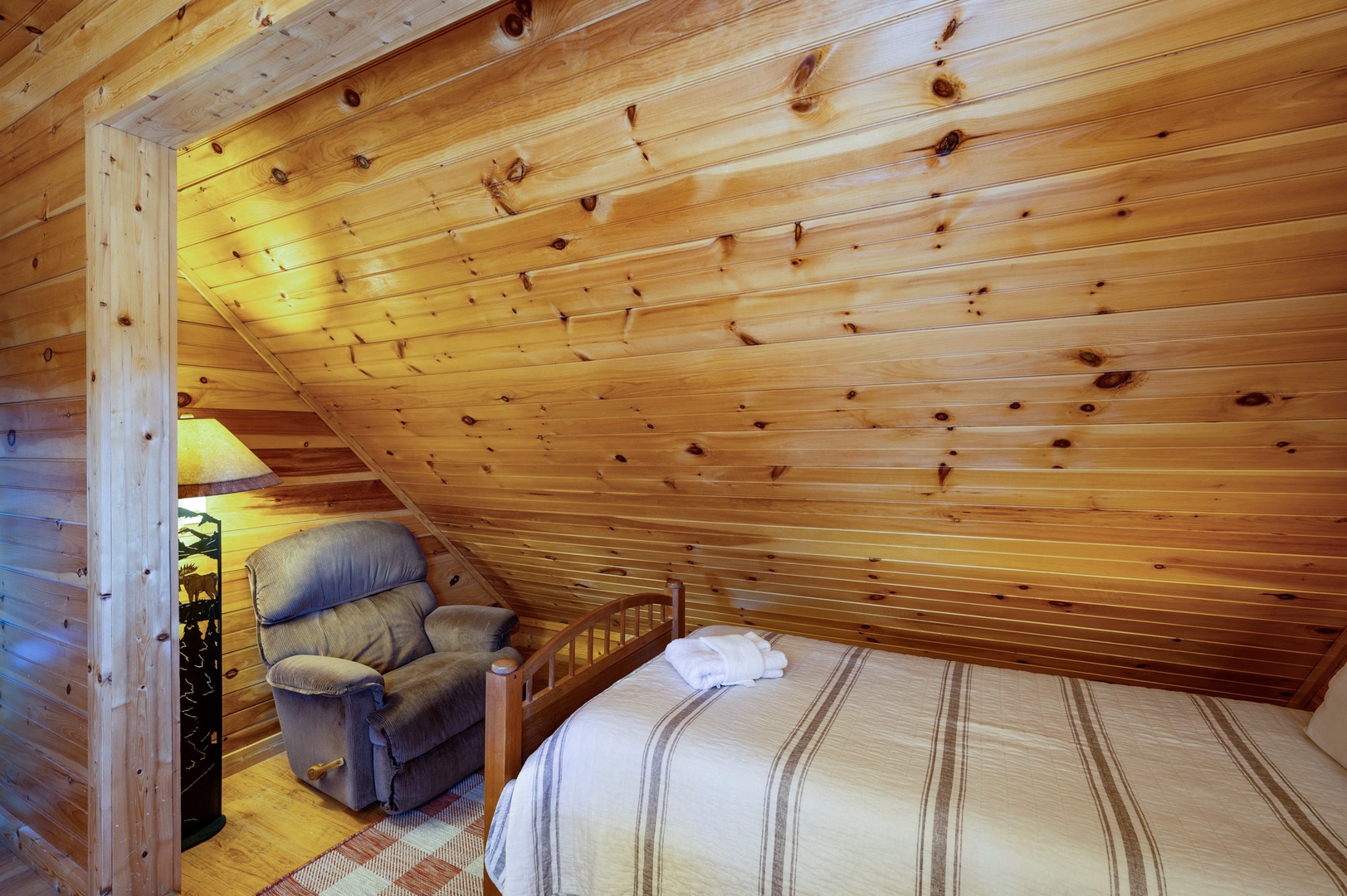 Loving Lodge - Upper Level Queen Suite-1 with additional Twin Bed